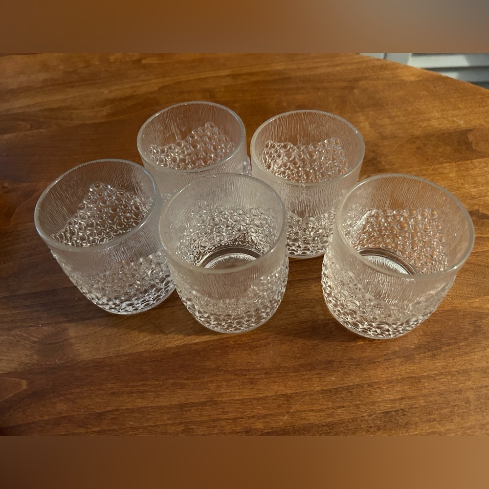 Set of 5 vintage, pink, Finnish crystal glasses pressed w/pattern of bubbles. - Picture 8 of 11